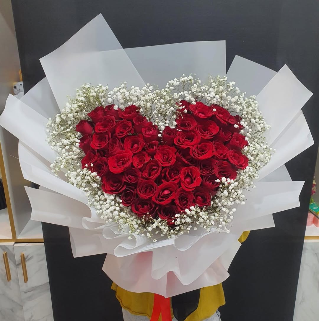 Hand Bouquet Mawar Merah Bentuk Hati