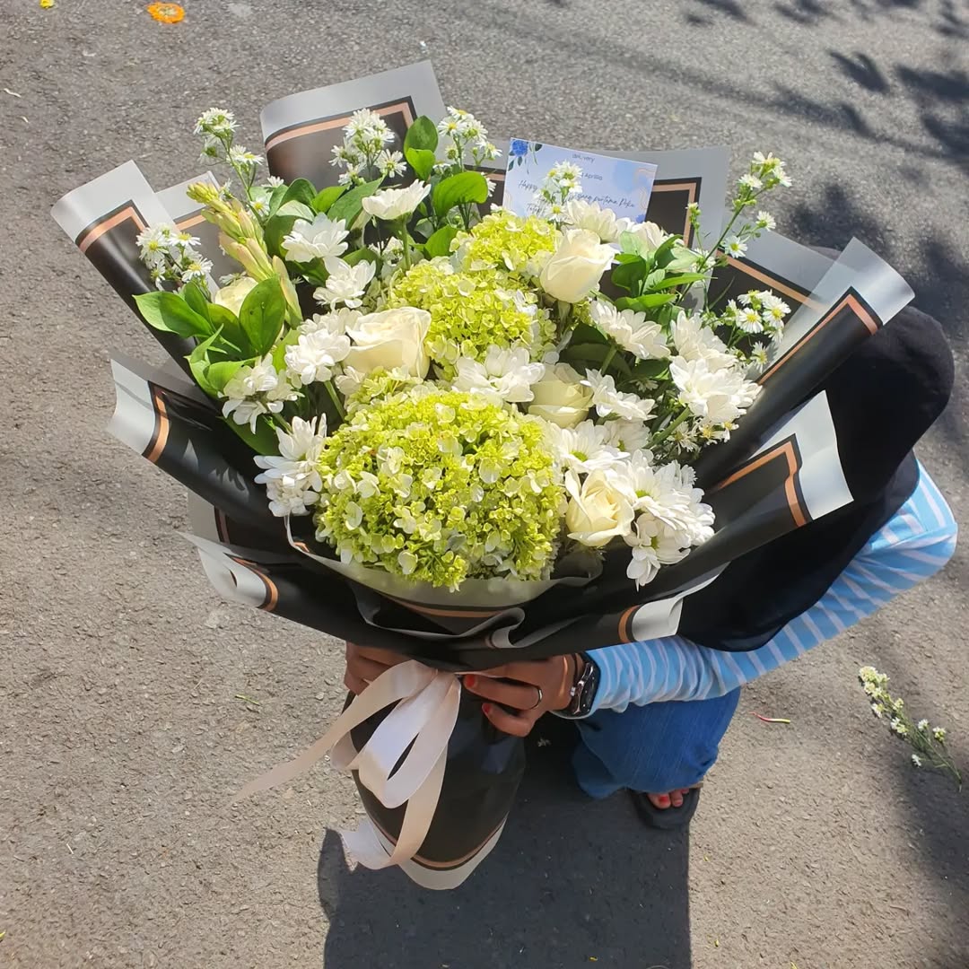 Hand Bouquet Putih & Hijau